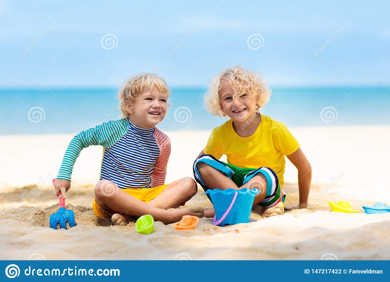Kinder, Die Auf Einem Sandigen Strand Spielen Kinderspiel innen Kinder Bilder Strand