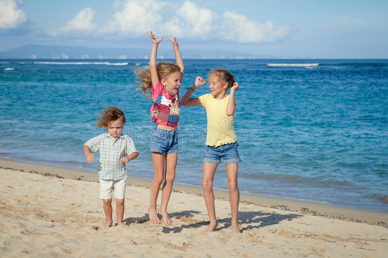 Kinder Die Auf Strand Laufen Stockfotos Und Bilder - Laden bei Kinder Bilder Strand