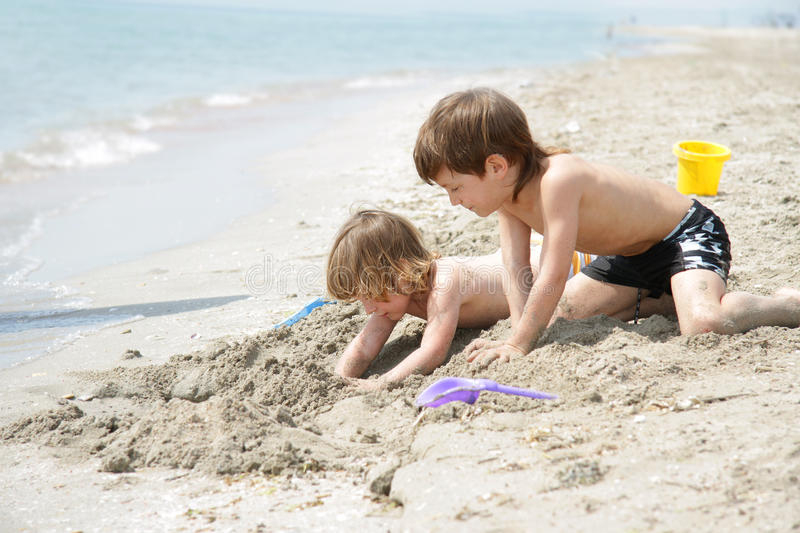 Kinder, Die Auf Strand Spielen Stockfoto - Bild Von mit Kinder Bilder Strand