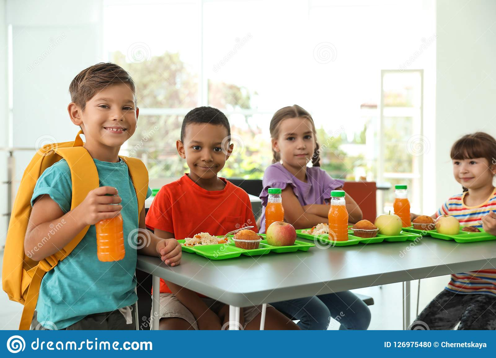 Kinder, Die Bei Tisch Sitzen Und Gesundes Lebensmittel in Bilder Kinder Essen