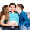 Kinder, Die Ihre Schwangere Mutter Küssen Lizenzfreie bei Mutter Kinder Bilder