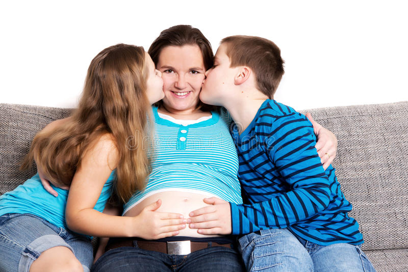 Kinder, Die Ihre Schwangere Mutter Küssen Lizenzfreie bei Mutter Kinder Bilder