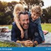 Kinder, Die Mit Ihrem Vater Auf Picknick Spielen Stockfoto bestimmt für Vater Kind Bilder