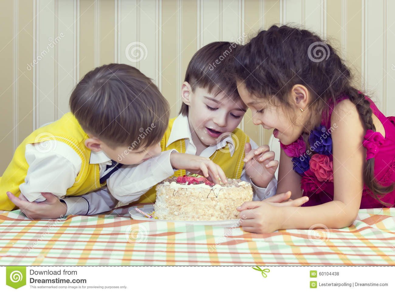Kinder Essen Kuchen Stockfoto. Bild Von Kuchen, Ausdruck in Bilder Kinder Essen