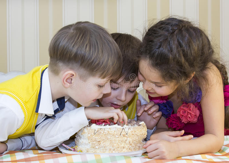 Kinder Essen Kuchen Stockfoto. Bild Von Kuchen, Ausdruck über Kinder Bilder Essen