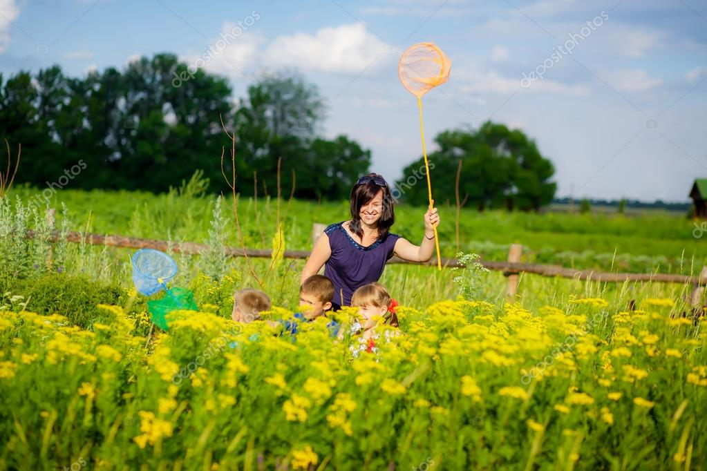 Kinder Mit Mutternetzen Fangen Schmetterlinge — Stockfoto bestimmt für Kinder Bilder Rapsfeld