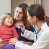 Kinderarzt Untersucht Kinderbauch Im Büro mit Kinderarzt Bilder