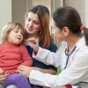 Kinderarzt Untersucht Kinderbauch Im Büro verwandt mit Kinderarzt Bilder
