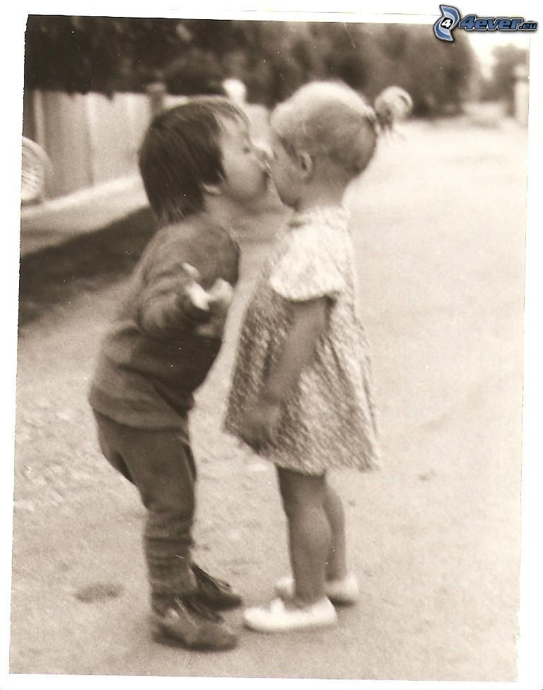 Kindisch Kuss innen Umarmung Kinder Bilder