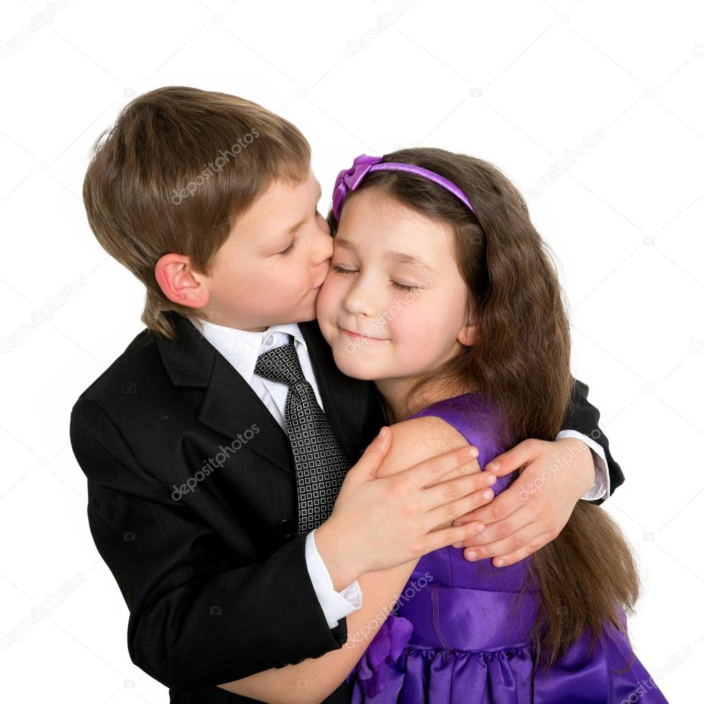 Kleine Kinder Umarmen Und Küssen Sich. Erste Liebe über Umarmung Kinder Bilder