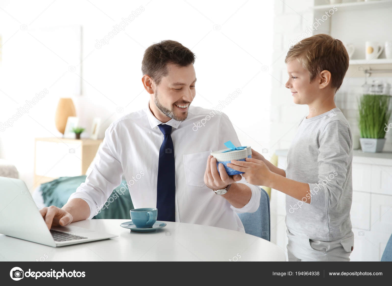 Kleiner Junge, Der Dem Vater Eine Geschenkbox In Der Küche in Vater Kind Bilder