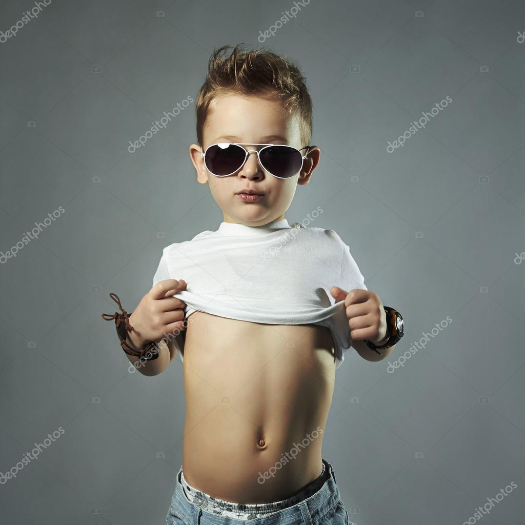 Kleiner Junge Mit Sonnenbrille. Lustiges Kind Zeigt Bauch in Kinder Bilder Junge