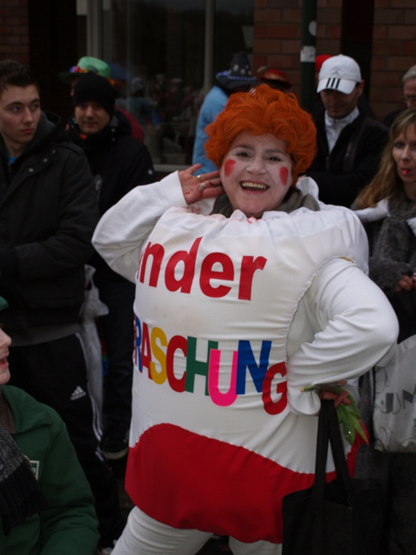 Leverkusen, Bild: Schlebuscher Karnevalszug 2012: Kinder über Kinder Überraschung Bilder