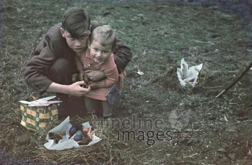 Ostereiersuche In Wildschönau, 1942 Ldoerfert/Timeline bei Weinende Kinder Bilder Fluch