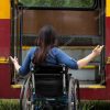 Rollstuhlfahrerin Hat Probleme Beim Betreten Der mit Kinder Im Rollstuhl Bilder
