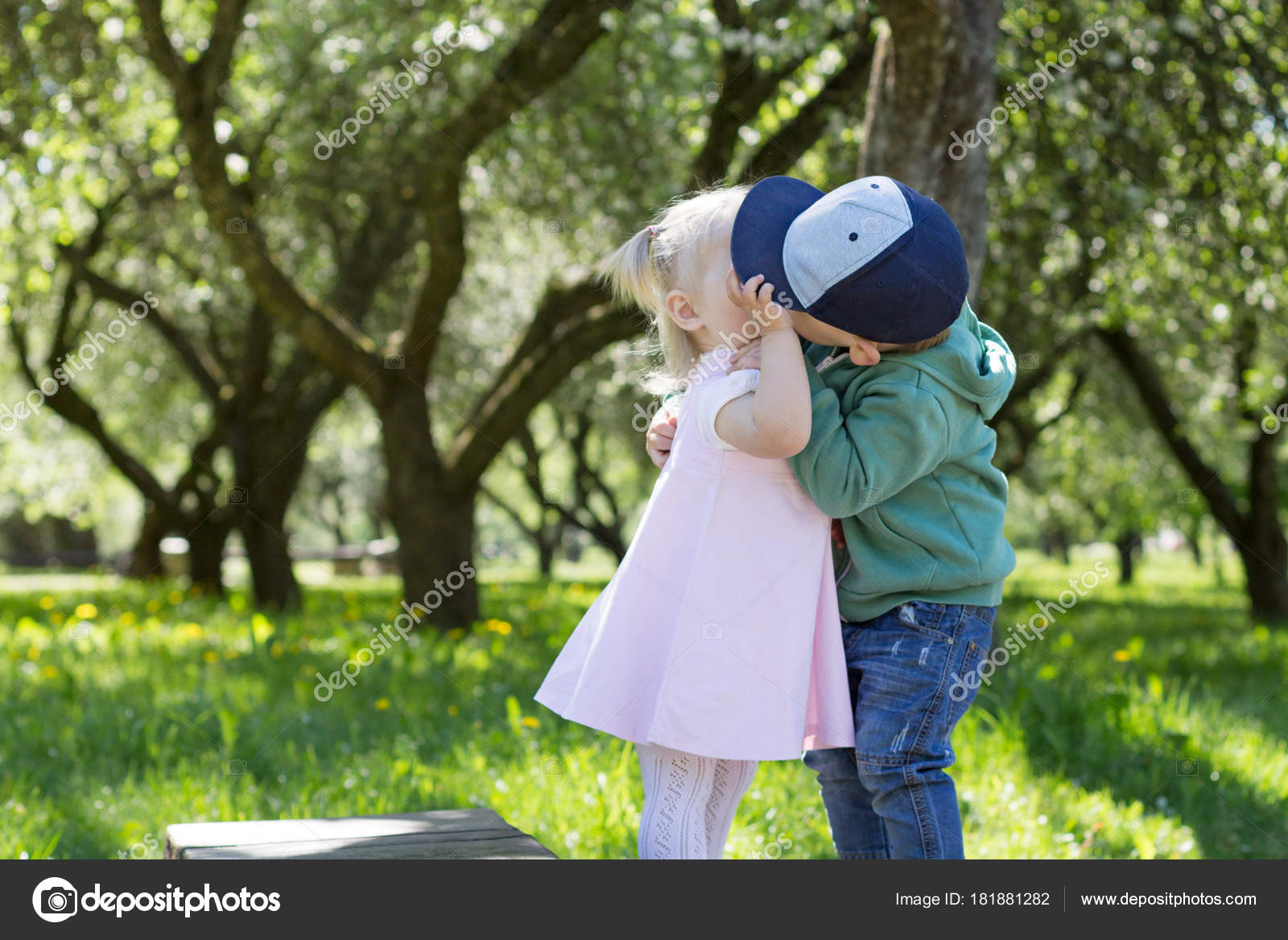 Schöne Kinder Küssen Sich Im Park. Liebeskonzept verwandt mit Kinder Bilder Junge