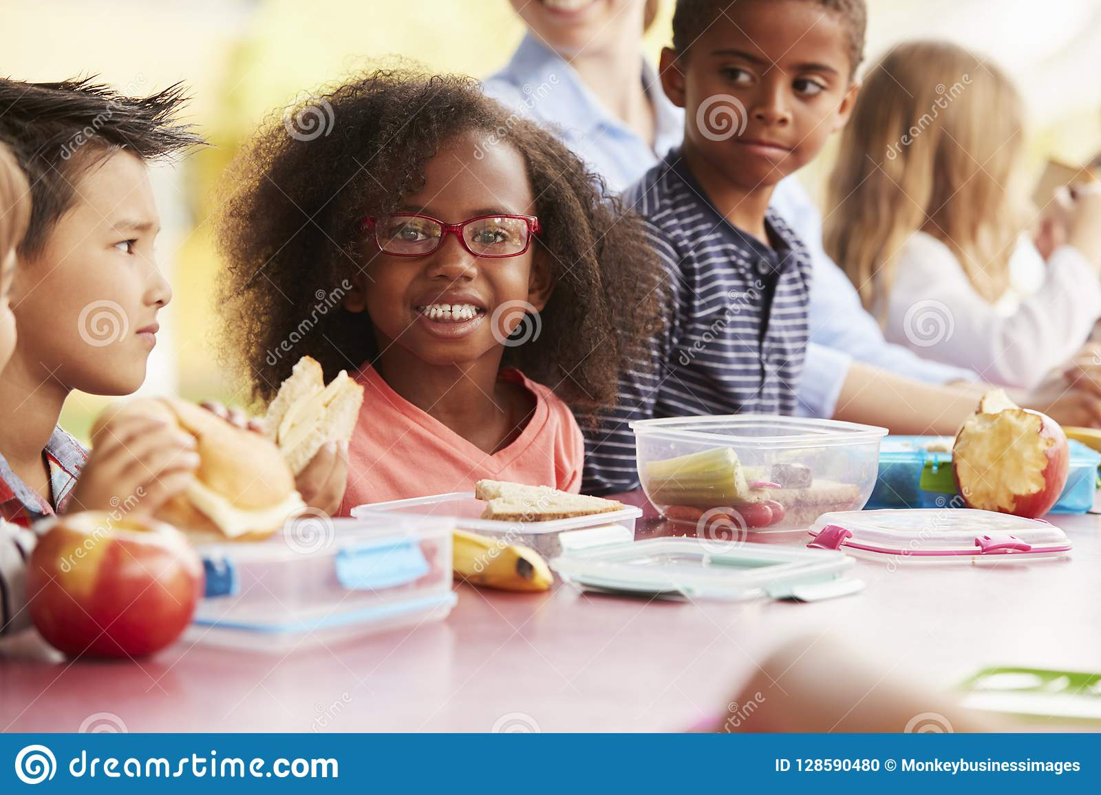 Schulen Sie Die Kinder, Die Zusammen Lunchpakete An Einem mit Kinder Bilder Essen