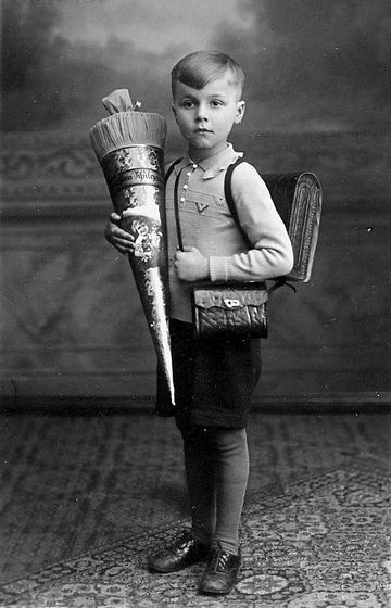 Supercilious German Schoolboy With Zuckertüte, 1920S über Bilder Kindheit