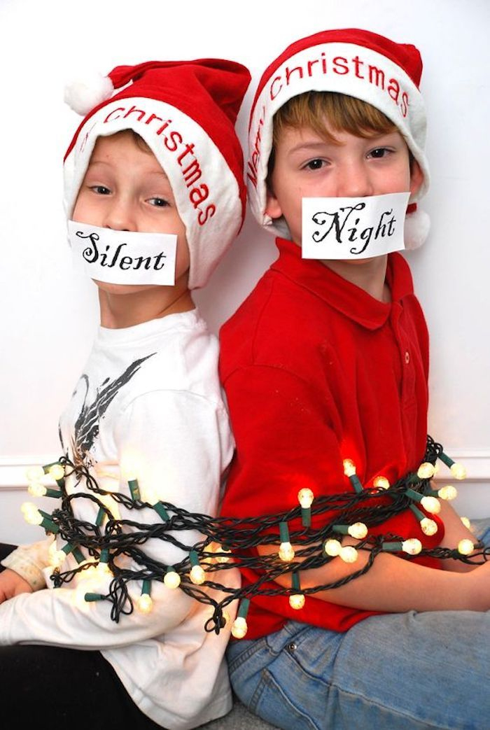 Zwei Jungen Sind Mit Einer Lichterkette Festgebunden ganzes Kinder Bilder Lustig