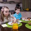 Zwei Kinder, Die Gekochtes Essen Essen Stockfoto - Bild mit Bilder Kinder Essen