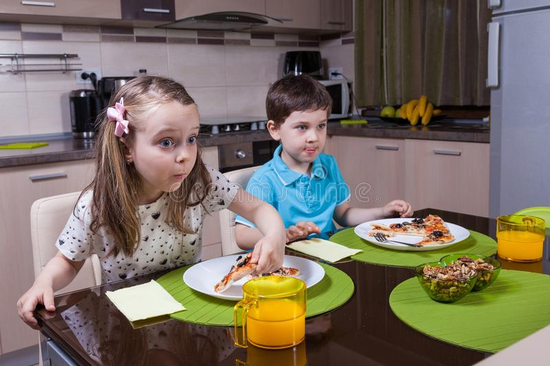 Zwei Kinder, Die Gekochtes Essen Essen Stockfoto - Bild mit Bilder Kinder Essen