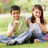 Zwei Kinder Eis Essen Im Park Suchen Zu  | Stock Bild bestimmt für Zwei Kinder Bilder