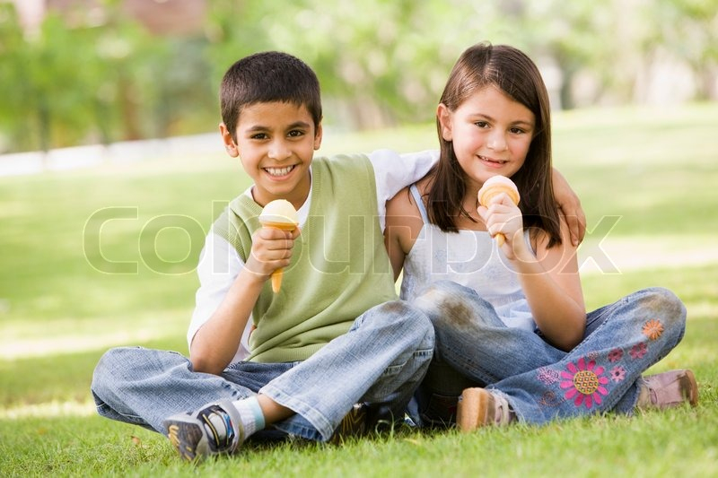 Zwei Kinder Eis Essen Im Park Suchen Zu  | Stock Bild bestimmt für Zwei Kinder Bilder