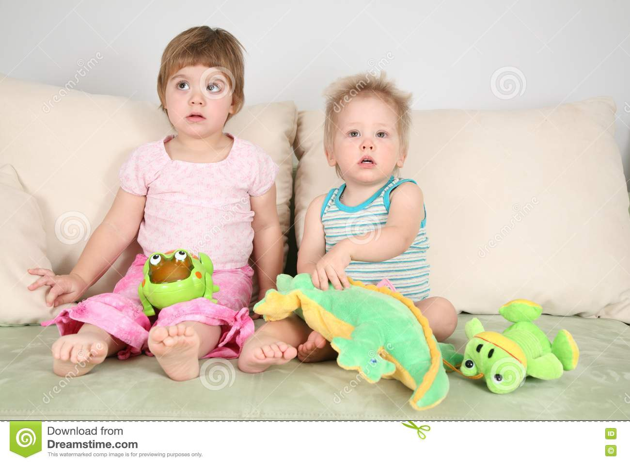 Zwei Kinder Mit Spielwaren Bild. Bild: 4038380 innen Zwei Kinder Bilder