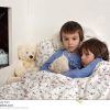Zwei Nette Kranke Kinder, Jungen, Bleibend Im Bett Mit innen Zwei Kinder Bilder