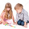 Zwei Spielende Kinder Mit Alphabet Isoliert Auf Weißem bestimmt für Zwei Kinder Bilder