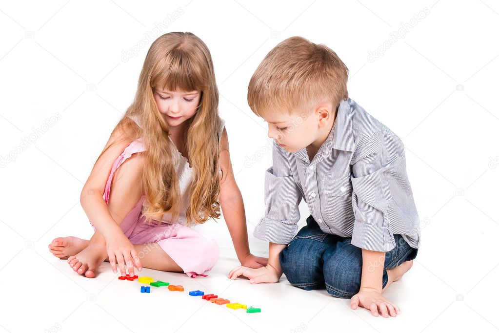 Zwei Spielende Kinder Mit Alphabet Isoliert Auf Weißem bestimmt für Zwei Kinder Bilder