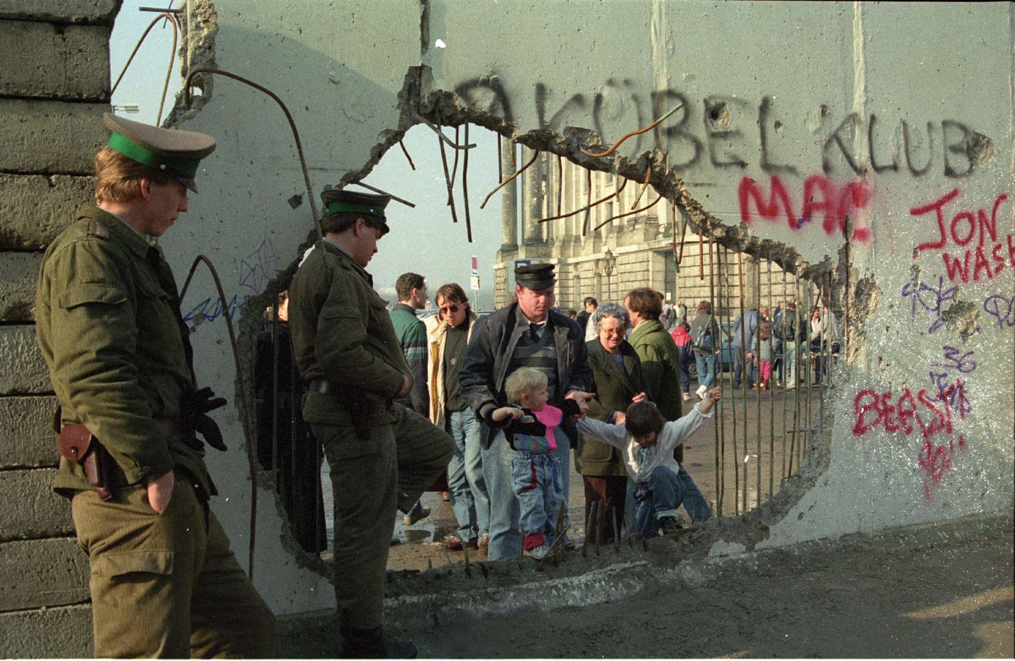 28 Jahre Teilung Und Freiheit: Mauerbilder-Ausstellung Jetzt Im Roten in Kinder Bilder Ausserhalb Der Eu