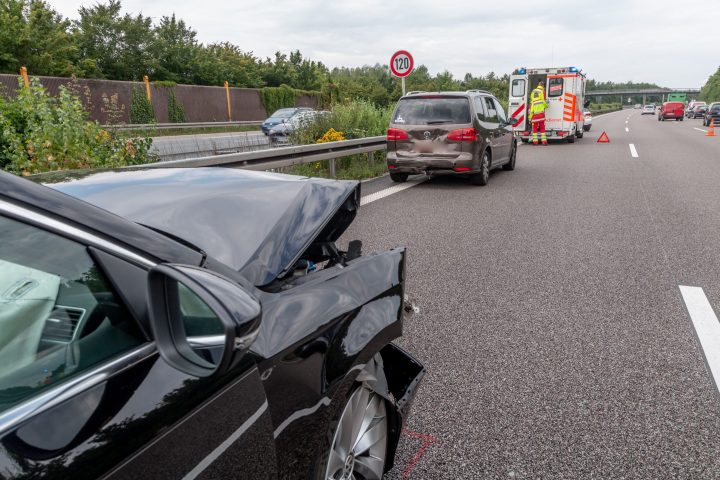 A8 Karlsbad: Zwei Kinder Und Vater Nach Unfall In Krankenhaus verwandt mit Kinder Bilder Entlang Der Autobahn