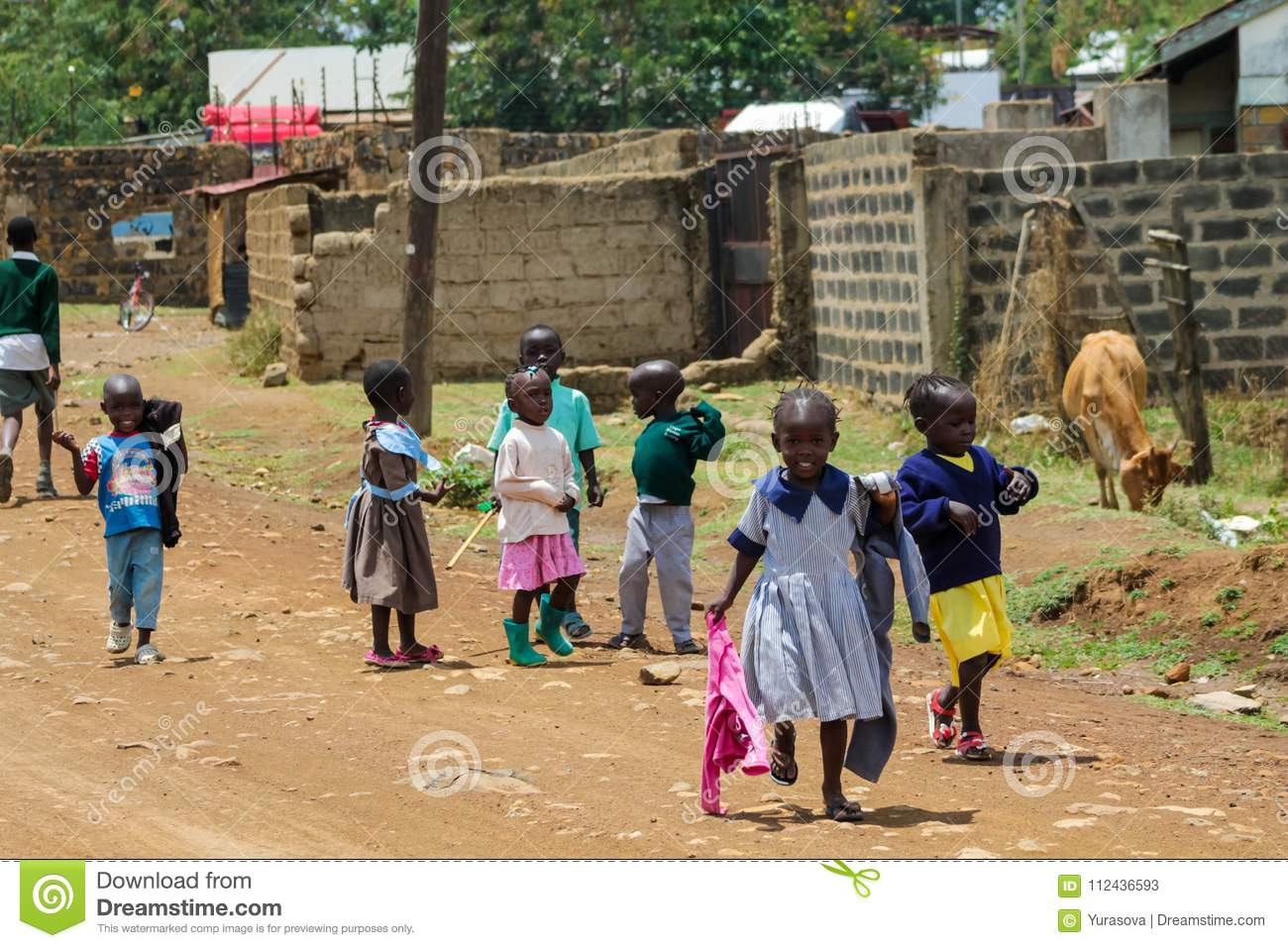 Afrikanische Kleine Kinder, Die Von Der Schule Gehen Redaktionelles innen Kinder Bilder Jenseits Von Afrika