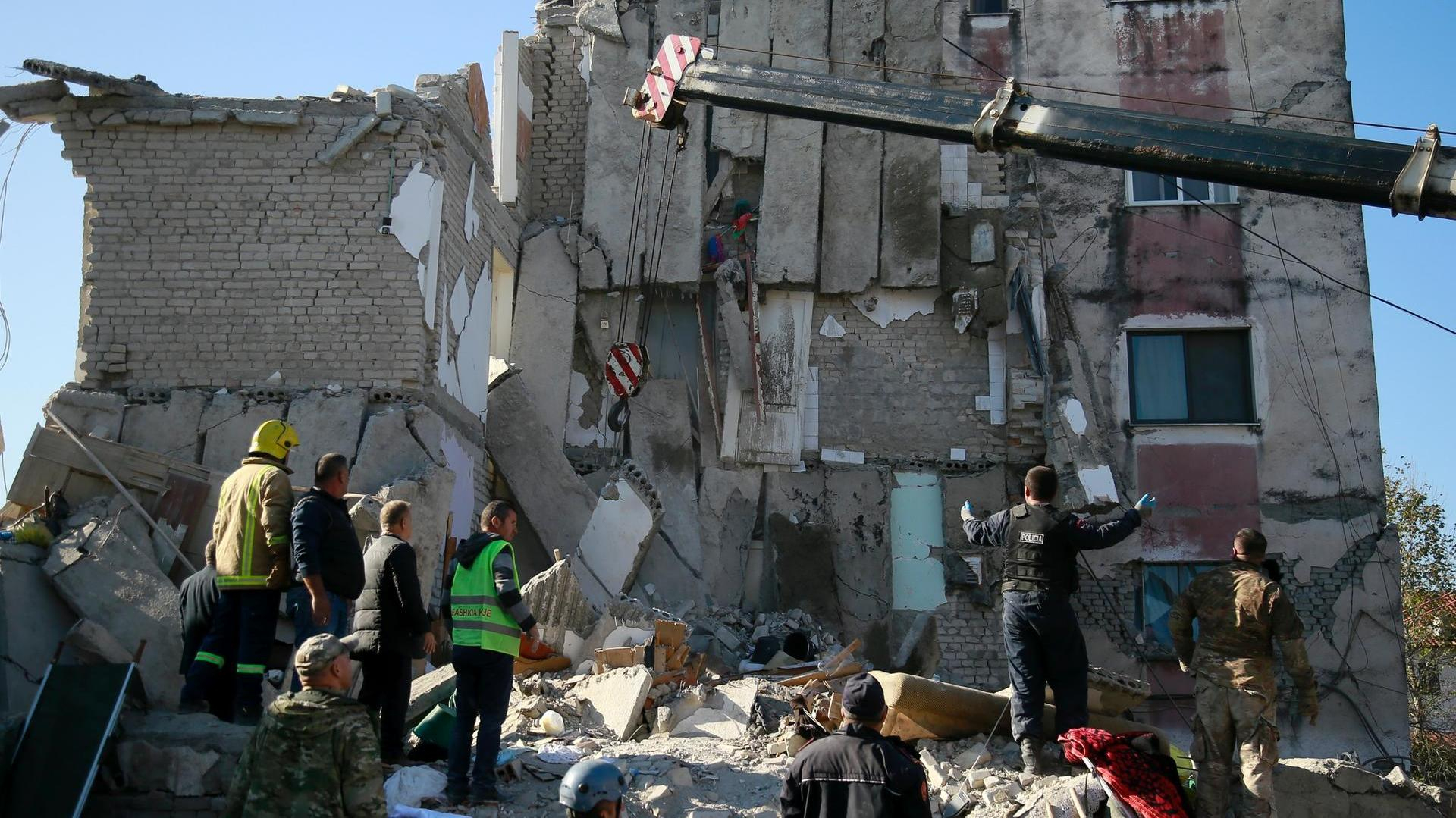 Albanien: Schweres Erdbeben Der Stärke 6,4 - Viele Tote Und Verletzte in Tote Kinder Bilder