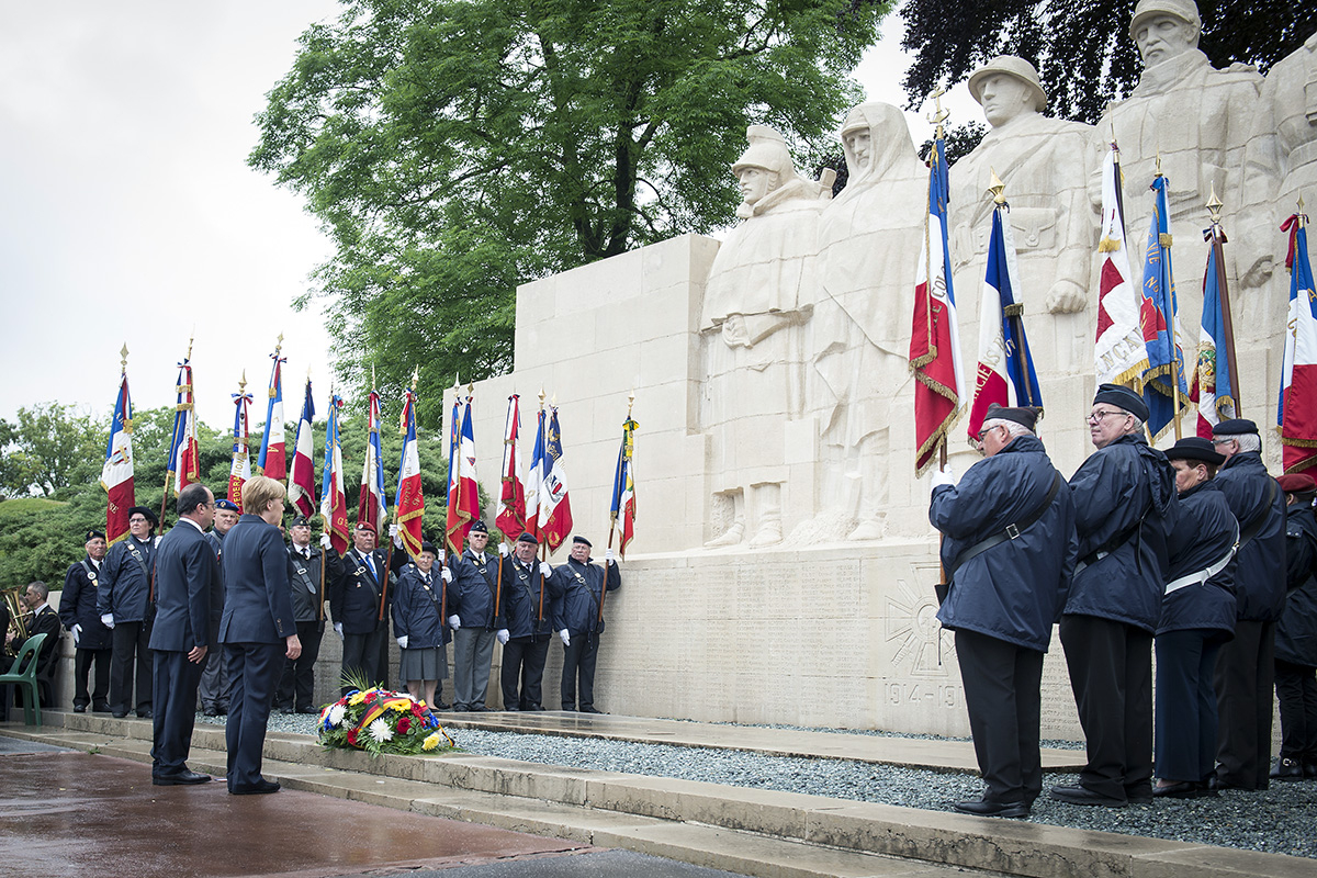 Am Denkmal Für Die Toten Kinder Der Stadt Verdun. Verdun Stehe Aber in Kinder Bilder Angesichts Des Krieges