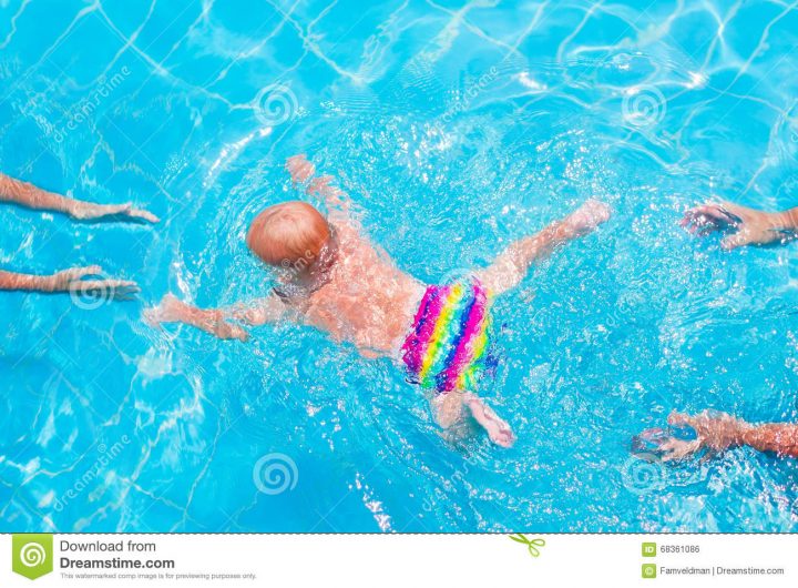 Baby, Das Unter Wasser Schwimmt Stockfoto - Bild Von Lernen, Alleine in Kinder Bilder Unter Wasser,