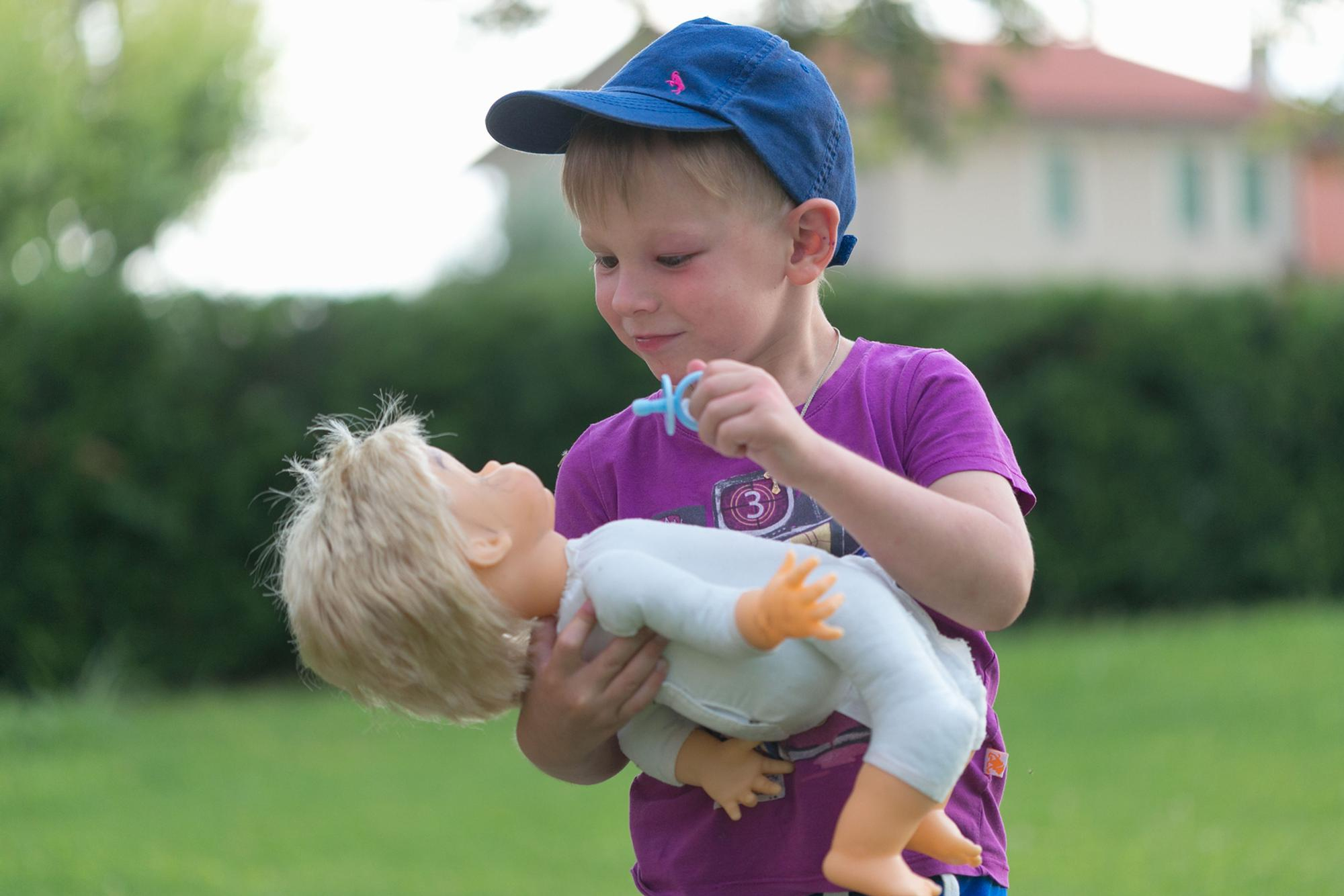 Darum Sollten Wir Unsere Söhne Auch Mit Puppen Spielen Lassen - Hallo mit Warum Ist Eine Bilderbuchbetrachtung Für Kinder Wichtig