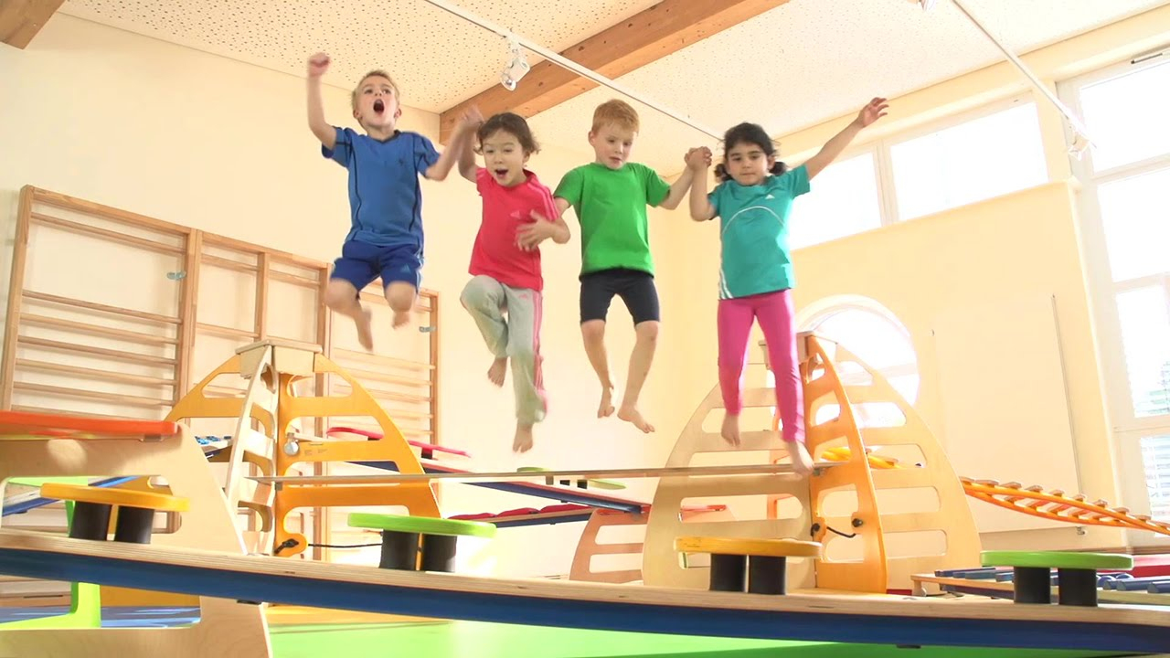 Das Spiel Mit Dem Gleichgewicht - Der Balanciersteig Von Wehrfritz mit Bewegung Kinder Bilder