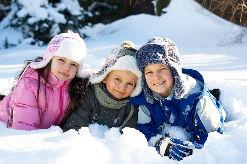 Drei Kinder, Die Im Schnee Spielen Stockfoto - Bild Von Nett, Mann: 1837318 bei Kinder Im Schnee Bilder