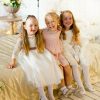 Drei Kleine Prinzessin Stehen Auf Dem Bett — Stockfoto bei Kinder Bilder Neben Dem Bett