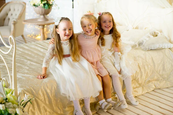 Drei Kleine Prinzessin Stehen Auf Dem Bett — Stockfoto bei Kinder Bilder Neben Dem Bett
