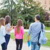 Drei Mädchen Schulmädchen Teenager Gegenseitig Händchenhalten. Im in Kinder Bilder Hinter Dem Rücken
