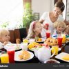 Gesundes Familienfrühstück Für Mutter Und Kinder. - Stockfotografie für Kinder Bilder Ausserhalb Der Familie