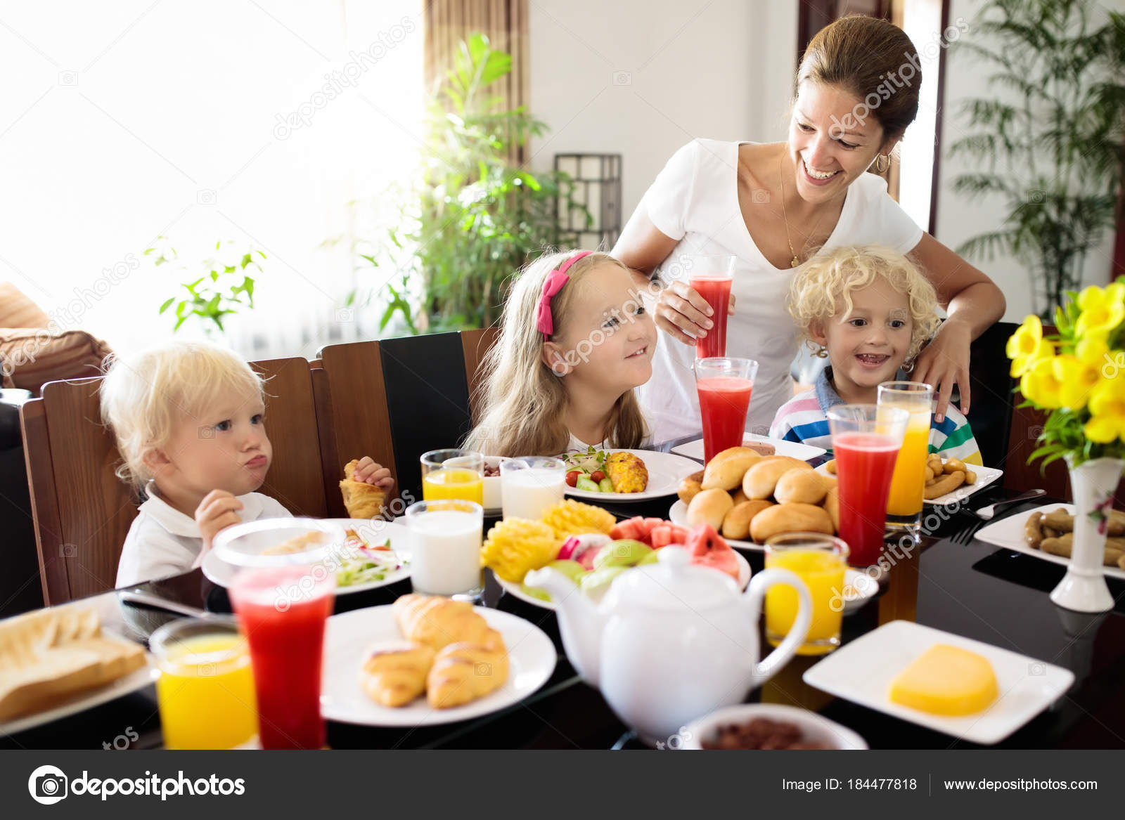 Gesundes Familienfrühstück Für Mutter Und Kinder. - Stockfotografie für Kinder Bilder Ausserhalb Der Familie