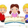 Glückliche Kinder Der Karikatur, Die Ein Buch Lesen Vektor Abbildung für Kinder Bilder Em