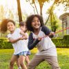 Glückliche Kinder, Die Tauziehen Im Park Spielen | Premium-Foto über Kinder Bilder Spielen