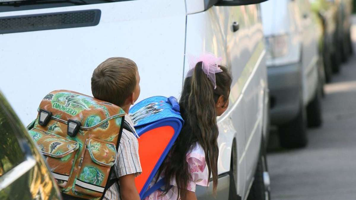 Größte Gefahr Für Kinder Ist Das Auto Der Eltern | Auto mit Kinder Bilder Entlang Der Straße