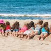 Gruppe Kinder, Die Auf Dem Strand Liegen Stockfoto - Bild Von Zeile verwandt mit Kinder Bilder Verkaufen