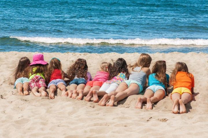 Gruppe Kinder, Die Auf Dem Strand Liegen Stockfoto - Bild Von Zeile verwandt mit Kinder Bilder Verkaufen Gruppe Kinder, Die Auf Dem Strand Liegen Stockfoto - Bild Von Zeile verwandt mit Kinder Bilder Verkaufen